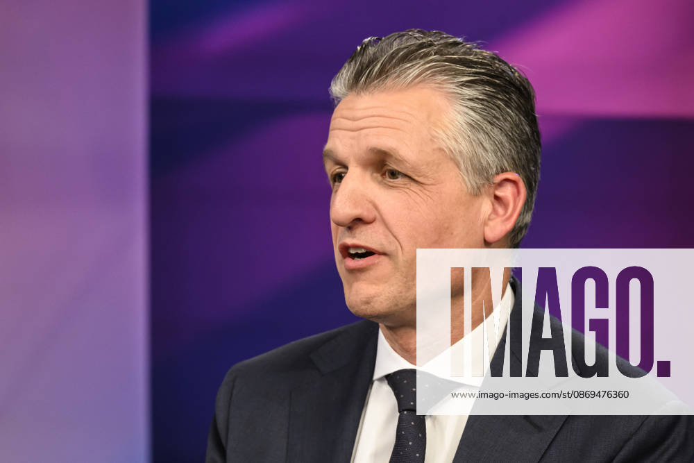 Im Bild v.l.: Thorsten Frei, CDU (Unionsfraktionsvorsitzender), GER, Berlin, Studio, zu Gast bei Maischberger, politische Talkshow, TV, Format, mit Moderatorin Sandra Maischberger, Das Erste, aus Adlershof Am Studio 20, 14.10.2026,