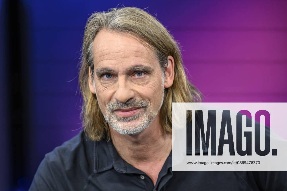 Im Bild v.l.: Richard David Precht (Philosoph), GER, Berlin, Studio, zu Gast bei – Maischberger, politische Talkshow, TV, Format, mit Moderatorin – Sandra Maischberger, Das Erste, aus Adlershof – Am Studio 20, 14.10.2026,
