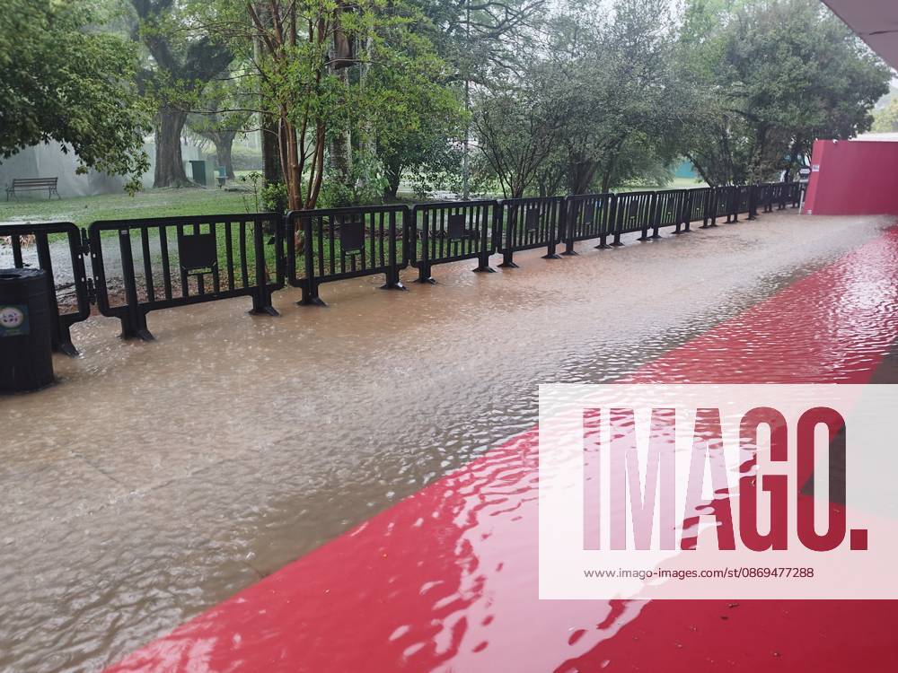 Temporary blocks SPFW entrance Sao Paulo (SP), 10 14 2026 - Weather Rain SPFW - The storm that hit the city of Sao Paulo on Wednesday afternoon caused flooding at the entrance to Pacubra in Ibirapuera Park, where Sao Paulo Fashion Week takes place. Guest entry was interrupted for about an hour.(Foto: Leandro Chemalle Thenews2 imago images) Temporary blocks SPFW entrance