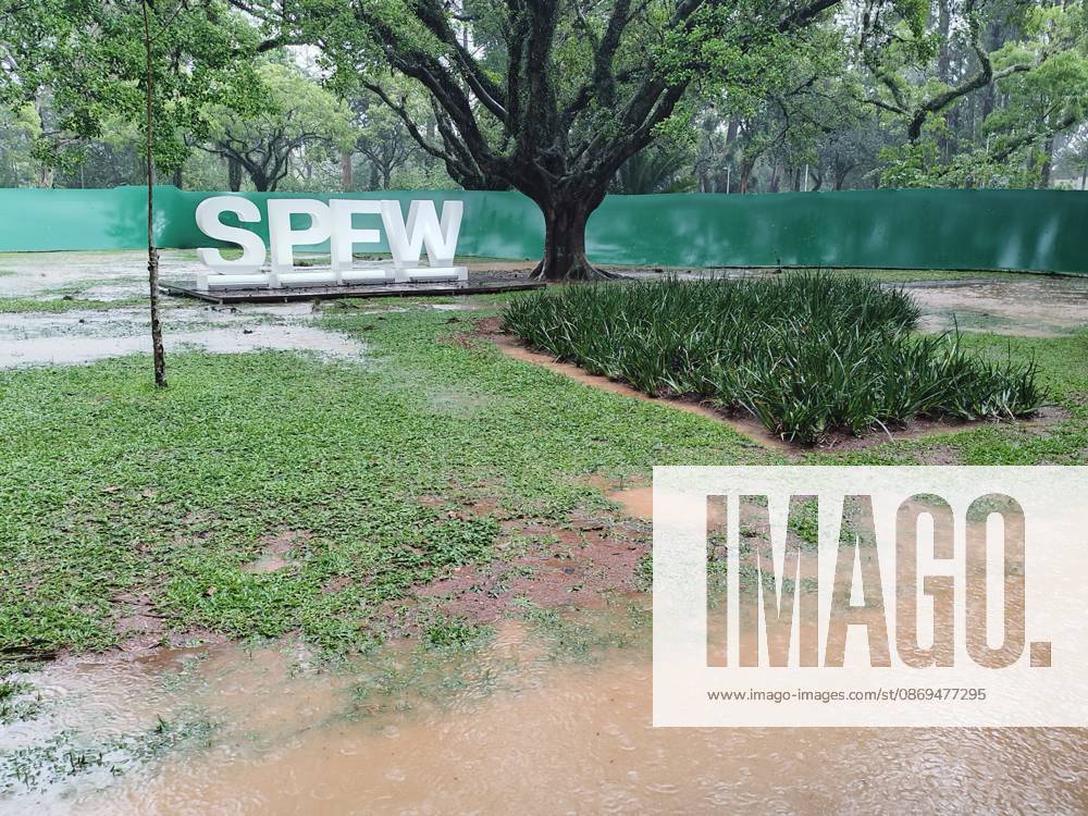 Temporary blocks SPFW entrance Sao Paulo (SP), 10 14 2026 - Weather Rain SPFW - The storm that hit the city of Sao Paulo on Wednesday afternoon caused flooding at the entrance to Pacubra in Ibirapuera Park, where Sao Paulo Fashion Week takes place. Guest entry was interrupted for about an hour.(Foto: Leandro Chemalle Thenews2 imago images) Temporary blocks SPFW entrance