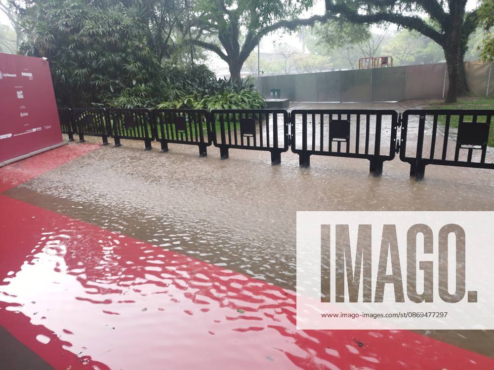 Temporary blocks SPFW entrance Sao Paulo (SP), 10 14 2026 - Weather Rain SPFW - The storm that hit the city of Sao Paulo on Wednesday afternoon caused flooding at the entrance to Pacubra in Ibirapuera Park, where Sao Paulo Fashion Week takes place. Guest entry was interrupted for about an hour.(Foto: Leandro Chemalle Thenews2 imago images) Temporary blocks SPFW entrance