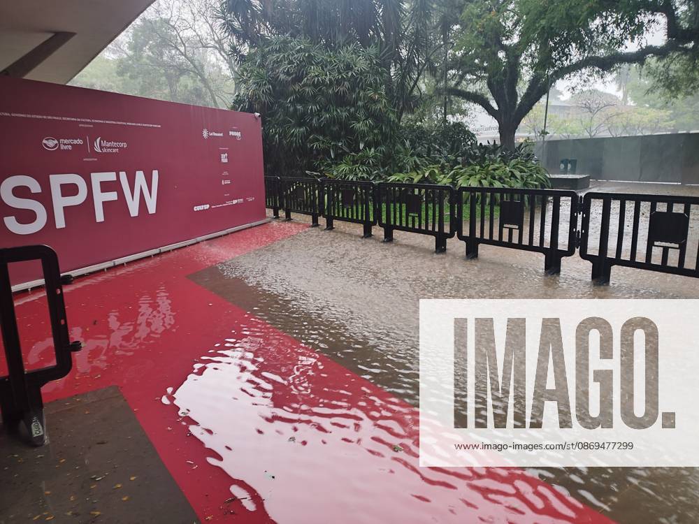 Temporary blocks SPFW entrance Sao Paulo (SP), 10 14 2026 - Weather Rain SPFW - The storm that hit the city of Sao Paulo on Wednesday afternoon caused flooding at the entrance to Pacubra in Ibirapuera Park, where Sao Paulo Fashion Week takes place. Guest entry was interrupted for about an hour.(Foto: Leandro Chemalle Thenews2 imago images) Temporary blocks SPFW entrance