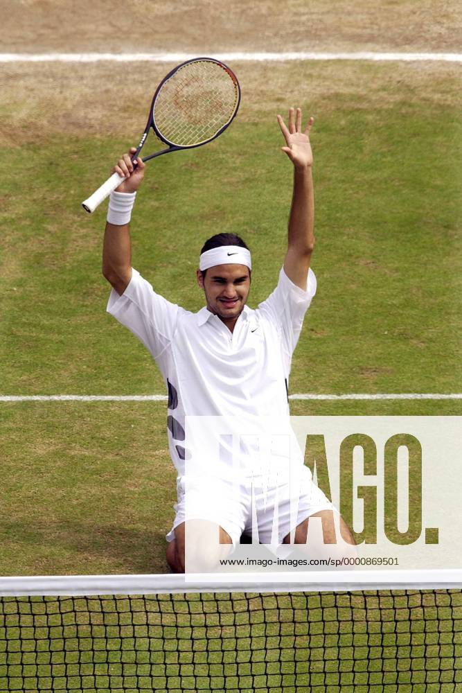 Roger Federer (Schweiz) fällt nach seinem verwandelten Matchball überwältigt auf die Knie Tennis Herren All England Championships 2003, Grand Slam, ATP-Tour, Rasen, Rasenplatz, Rasentennis, Rasenturnier, Einzelbild Wimbledon London Begeisterung, Freude,