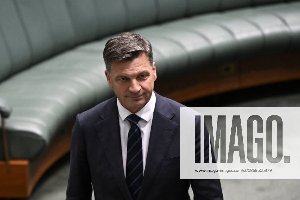 QUESTION TIME, Australian Opposition Leader Angus Taylor arrives during Question Time in the House of Representatives at Parliament House in Canberra, Thursday, October 15, 2026. ( NO ARCHIVING CANBERRA AUSTRALIAN CAPITAL TERRITORY Australia