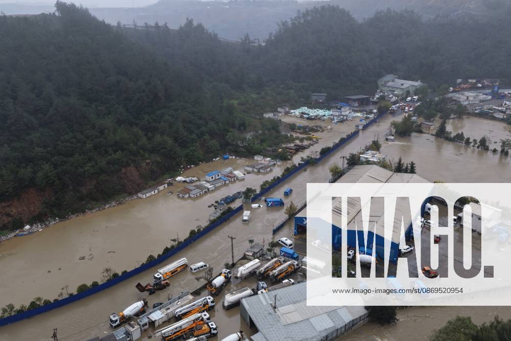 Heavy rainfall floods roads in Istanbul’s Sariyer district ISTANBUL, TURKIYE - SEPTEMBER 15: An aerial view of roads submerged in floodwater following heavy rainfall in Sariyer and surrounding areas in Istanbul, Turkiye, on October 15, 2026. Huseyin Cakmak Anadolu Istanbul Turkey. Editorial use only. Please get in touch for any other usage.