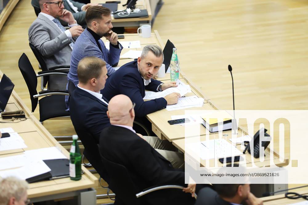 Magdeburg, Sachsen-Anhalt, Deutschland, 14.10.2026: Landtag: Sondersitzung: Ulrich Siegmund, AfD, mit anderen Mitgliedern seiner Fraktion