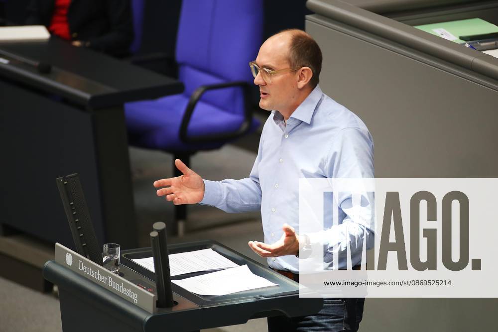 Berlin, Deutschland, 15.10.2026: Deutscher Bundestag: 102. Bundestagssitzung: Janosch Dahmen, Grüne
