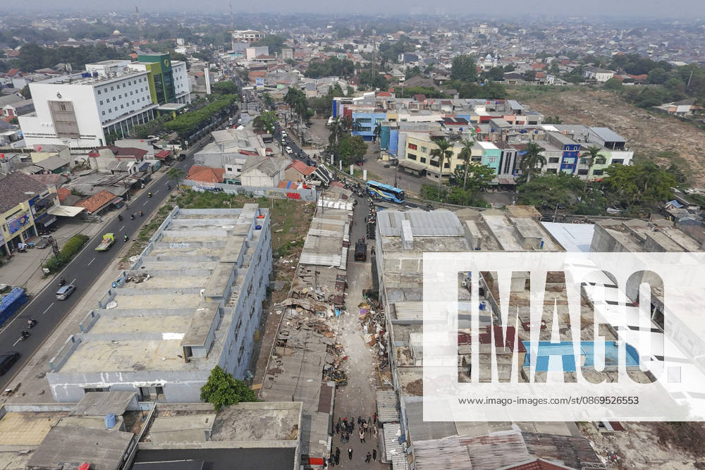 Blast at Indonesian market kills 2, injures 11 in South Tangerang BANTEN, INDONESIA - OCTOBER 15: An aerial view shows damaged shop-house buildings and debris scattered across the site of an explosion at a market in South Tangerang, on the outskirt of Jakarta, Indonesia, on October 15, 2026. The blast killed two people and injured at least 11 others, according to police. Investigators are examining the cause of the explosion after finding an ethylene gas cylinder at the site. The blast damaged shop-house buildings and scattered debris across the surrounding commercial area. Agoes Rudianto Anadolu Banten Indonesia. Editorial use only. Please get in touch for any other usage.