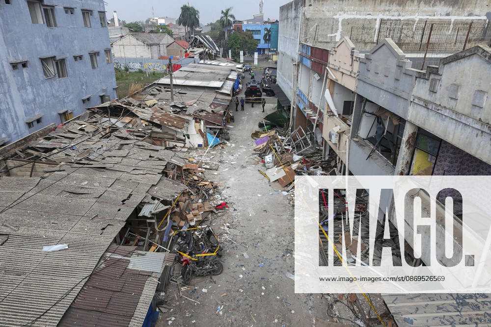 Blast at Indonesian market kills 2, injures 11 in South Tangerang BANTEN, INDONESIA - OCTOBER 15: An aerial view shows damaged shop-house buildings and debris scattered across the site of an explosion at a market in South Tangerang, on the outskirt of Jakarta, Indonesia, on October 15, 2026. The blast killed two people and injured at least 11 others, according to police. Investigators are examining the cause of the explosion after finding an ethylene gas cylinder at the site. The blast damaged shop-house buildings and scattered debris across the surrounding commercial area. Agoes Rudianto Anadolu Banten Indonesia. Editorial use only. Please get in touch for any other usage.