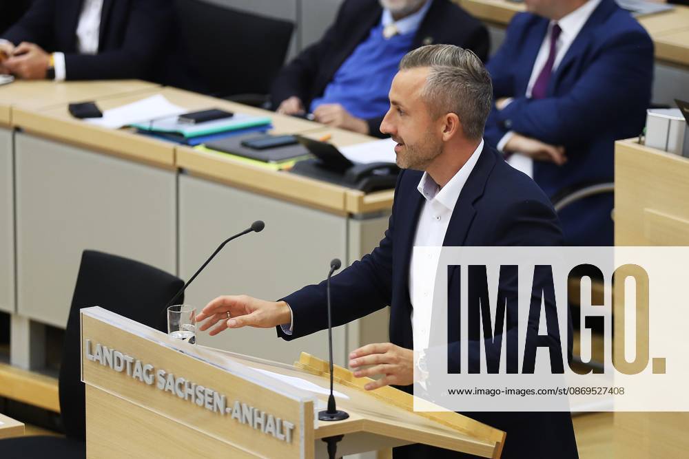 Magdeburg, Sachsen-Anhalt, Deutschland, 14.10.2026: Landtag: Sondersitzung: Ulrich Siegmund, AfD, hält eine Rede zur Einbringung eines gemeinsamen Antrags mit dem BSW, sich für Friedensgespräche im Ukraine-Krieg einzusetzen.