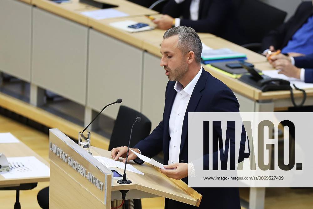 Magdeburg, Sachsen-Anhalt, Deutschland, 14.10.2026: Landtag: Sondersitzung: Ulrich Siegmund, AfD, hält eine Rede zur Einbringung eines gemeinsamen Antrags mit dem BSW, sich für Friedensgespräche im Ukraine-Krieg einzusetzen.