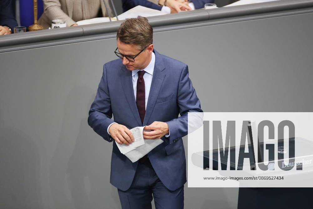 Berlin, Deutschland, 15.10.2026: Deutscher Bundestag: 102. Bundestagssitzung: Bundesminister für Gesundheit Carsten Linnemann (CDU)