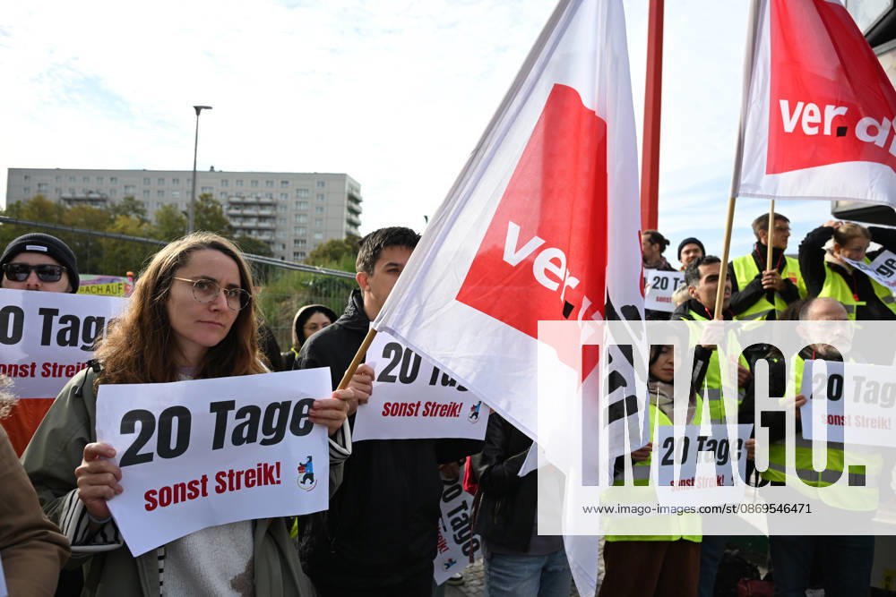 Charite workers strike over working conditions in Berlin BERLIN, GERMANY - OCTOBER 15: Workers at Charite, one of Germany’s largest university hospitals, take part in a warning strike called by the ver.di trade union, demanding better working conditions and reduced workloads, in Berlin, Germany, October 15, 2026. Volodymyr Sindieiev Anadolu Berlin Germany. Editorial use only. Please get in touch for any other usage.