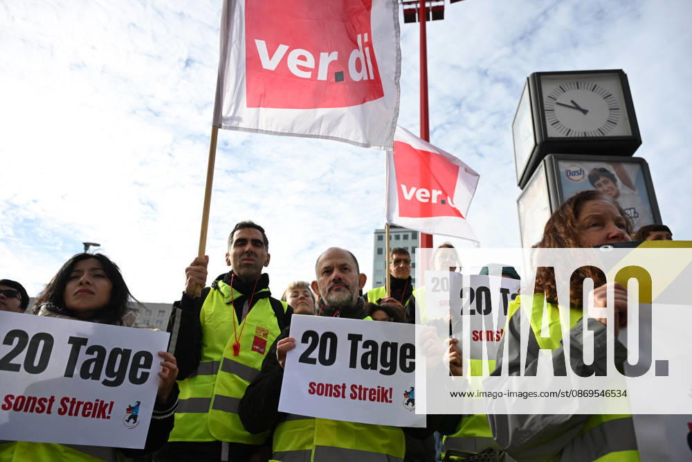 Charite workers strike over working conditions in Berlin BERLIN, GERMANY - OCTOBER 15: Workers at Charite, one of Germany’s largest university hospitals, take part in a warning strike called by the ver.di trade union, demanding better working conditions and reduced workloads, in Berlin, Germany, October 15, 2026. Volodymyr Sindieiev Anadolu Berlin Germany. Editorial use only. Please get in touch for any other usage.