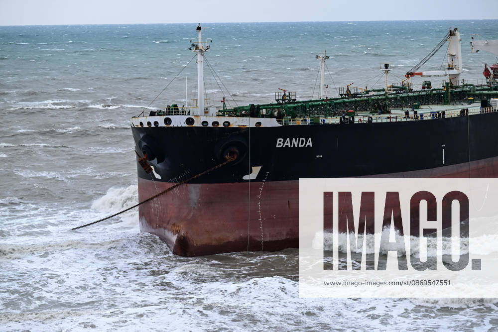 Ship runs aground in Istanbul s Sariyer ISTANBUL, TURKIYE - OCTOBER 15: A ship lies aground off the Kisirkaya coast in the Sariyer district of Istanbul, Turkiye, on October 15, 2026. Strong storm conditions caused the vessel to run aground. Arif Hüdaverdi Yaman Anadolu Istanbul Turkey. Editorial use only. Please get in touch for any other usage.