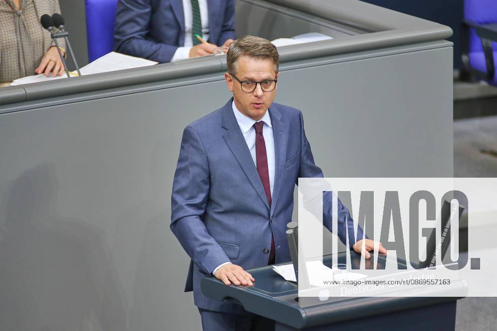 Berlin, Deutschland, 15.10.2026: Deutscher Bundestag: 102. Bundestagssitzung: Bundesminister für Gesundheit Carsten Linnemann (CDU)