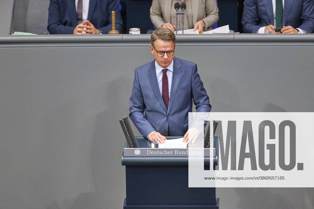 Berlin, Deutschland, 15.10.2026: Deutscher Bundestag: 102. Bundestagssitzung: Bundesminister für Gesundheit Carsten Linnemann (CDU)