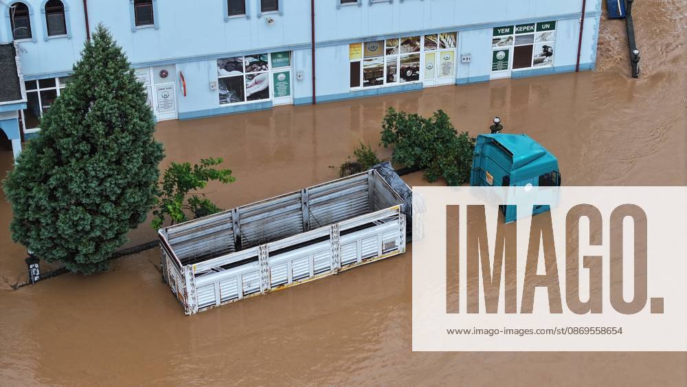 Heavy rain causes flooding in Turkiye s Sakarya SAKARYA, TURKIYE - OCTOBER 15: An aerial view of flooded homes and businesses in the Daricayiri neighborhood of Karasu district in Sakarya, Turkiye, following heavy rainfall that has continued since the previous evening, on October 15, 2026. The neighborhood entrance is closed to traffic due to flooding. Ibrahim Yozoglu Anadolu Sakarya Turkey. Editorial use only. Please get in touch for any other usage.