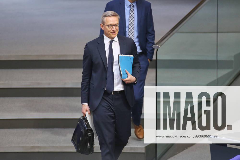 Berlin, Deutschland, 15.10.2026: Deutscher Bundestag: 102. Bundestagssitzung: Bundesminister für Digitales und Staatsmodernisierung Karsten Wildberger (CDU)