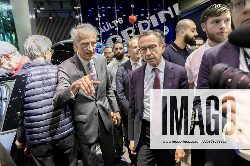Paris, France October 15, 2026 - Paris Motor Show - Bruno Retailleau, Jean-Dominique Senard POLITIQUE, RETAILLEAU, LR, LES REPUBLICAINS, CAMPAGNE ELECTORALE, SALON DE L AUTOMOBILE, VOITURE, ECONOMIE