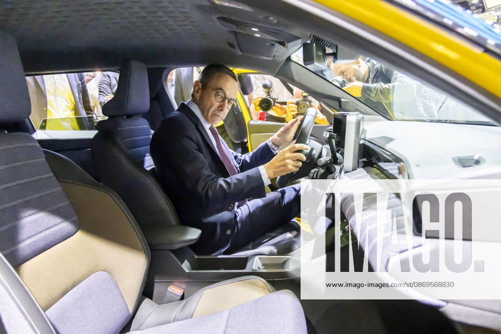 Paris, France October 15, 2026 - Paris Motor Show - Bruno Retailleau POLITIQUE, RETAILLEAU, LR, LES REPUBLICAINS, CAMPAGNE ELECTORALE, SALON DE L AUTOMOBILE, VOITURE, ECONOMIE, CONDUITE, PERMIS DE CONDUIRE, CONDUCTEUR, RENAULT