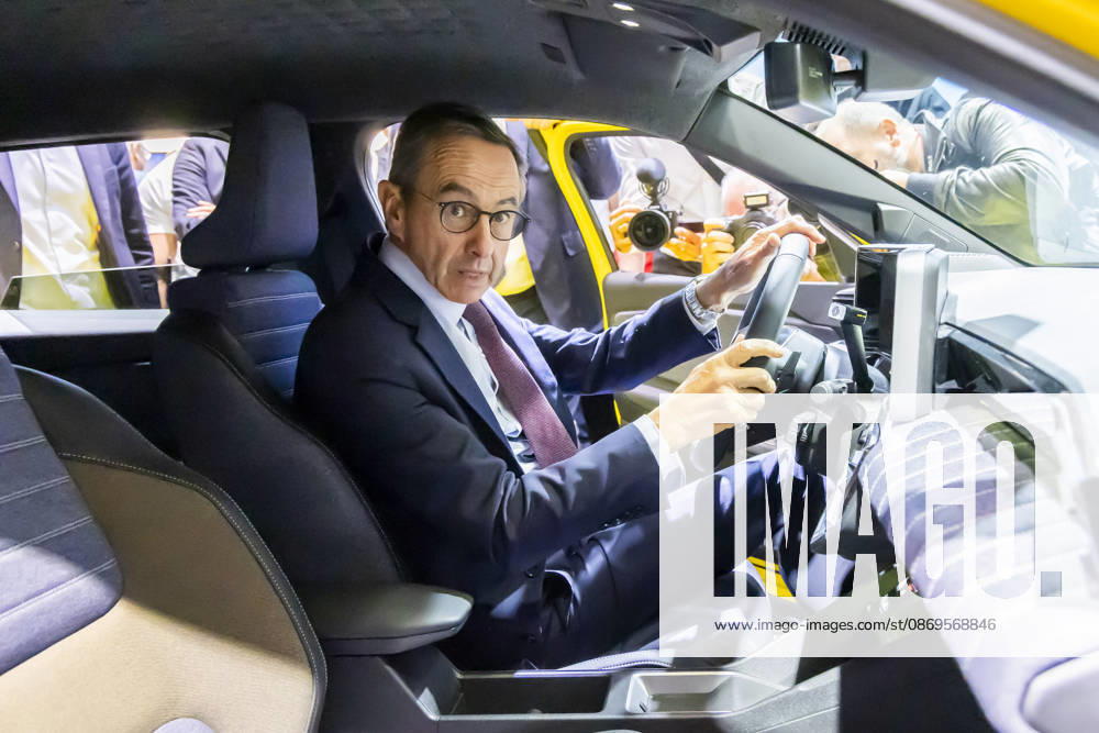 Paris, France October 15, 2026 - Paris Motor Show - Bruno Retailleau POLITIQUE, RETAILLEAU, LR, LES REPUBLICAINS, CAMPAGNE ELECTORALE, SALON DE L AUTOMOBILE, VOITURE, ECONOMIE, CONDUITE, PERMIS DE CONDUIRE, CONDUCTEUR, RENAULT