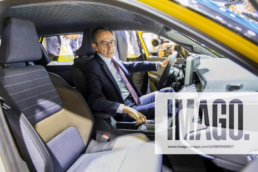 Paris, France October 15, 2026 - Paris Motor Show - Bruno Retailleau POLITIQUE, RETAILLEAU, LR, LES REPUBLICAINS, CAMPAGNE ELECTORALE, SALON DE L AUTOMOBILE, VOITURE, ECONOMIE, CONDUITE, PERMIS DE CONDUIRE, CONDUCTEUR, RENAULT