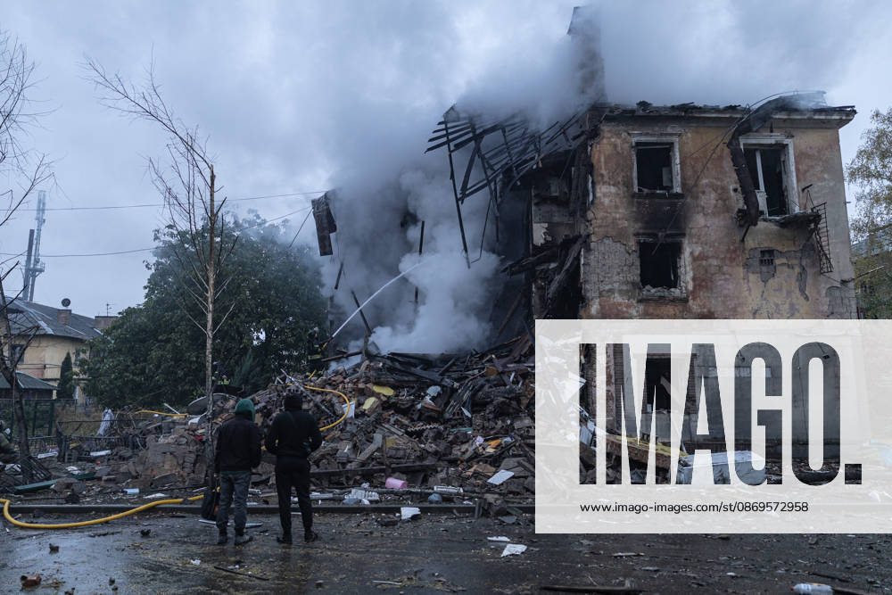 Russian guided-bomb attack in Sloviansk SLOVIANSK, UKRAINE - OCTOBER 15: Ukrainian rescue workers and firefighters are trying to locate Olya’s body under the rubble of a residential building following a Russian guided-bomb attack in Sloviansk, Ukraine, on 15 October 2026 Diego Herrera Carcedo Anadolu Sloviansk Ukraine. Editorial use only. Please get in touch for any other usage.