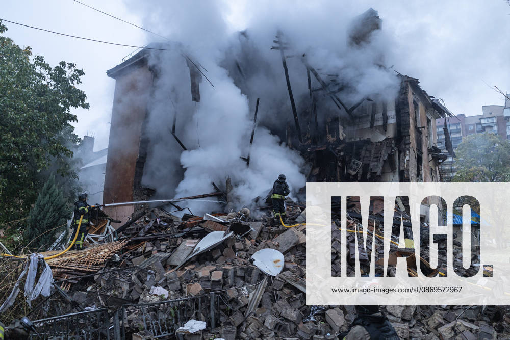 Russian guided-bomb attack in Sloviansk SLOVIANSK, UKRAINE - OCTOBER 15: Ukrainian rescue workers and firefighters are trying to locate Olya’s body under the rubble of a residential building following a Russian guided-bomb attack in Sloviansk, Ukraine, on 15 October 2026 Diego Herrera Carcedo Anadolu Sloviansk Ukraine. Editorial use only. Please get in touch for any other usage.