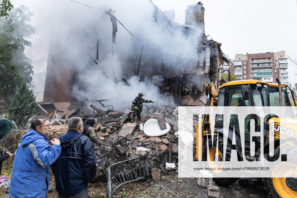 Russian guided-bomb attack in Sloviansk SLOVIANSK, UKRAINE - OCTOBER 15: Ukrainian rescue workers and firefighters are trying to locate Olya’s body under the rubble of a residential building following a Russian guided-bomb attack in Sloviansk, Ukraine, on 15 October 2026 Diego Herrera Carcedo Anadolu Sloviansk Ukraine. Editorial use only. Please get in touch for any other usage.