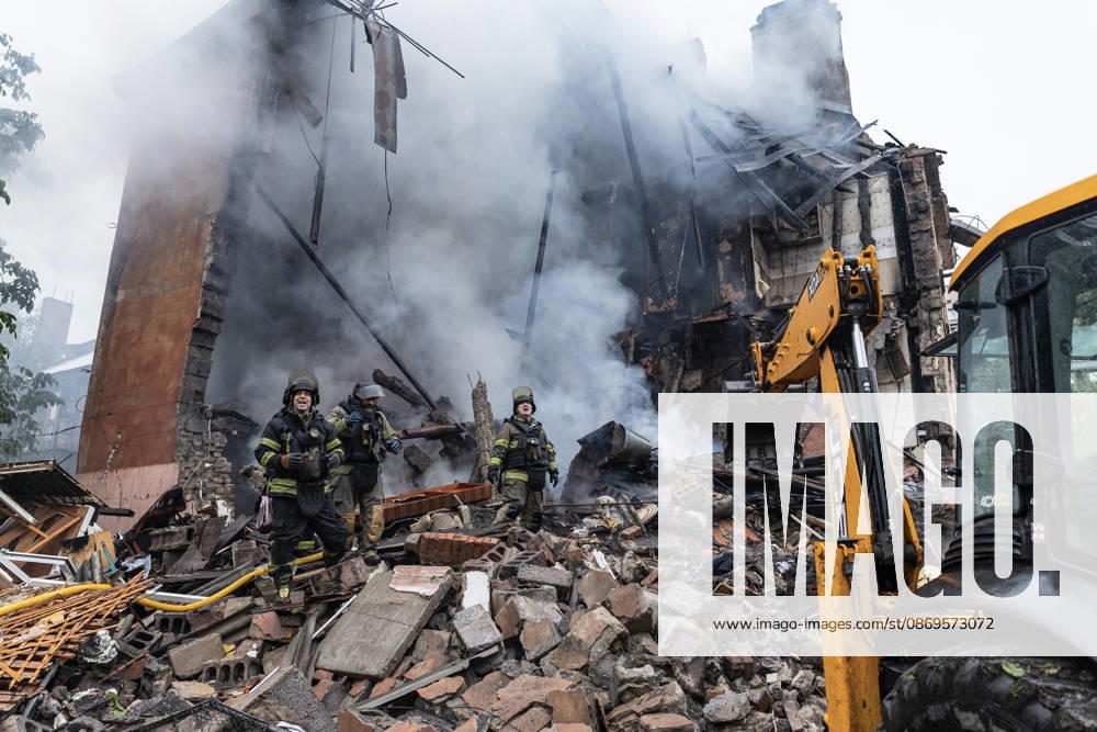 Russian guided-bomb attack in Sloviansk SLOVIANSK, UKRAINE - OCTOBER 15: Ukrainian rescue workers and firefighters are trying to locate Olya’s body under the rubble of a residential building following a Russian guided-bomb attack in Sloviansk, Ukraine, on 15 October 2026 Diego Herrera Carcedo Anadolu Sloviansk Ukraine. Editorial use only. Please get in touch for any other usage.