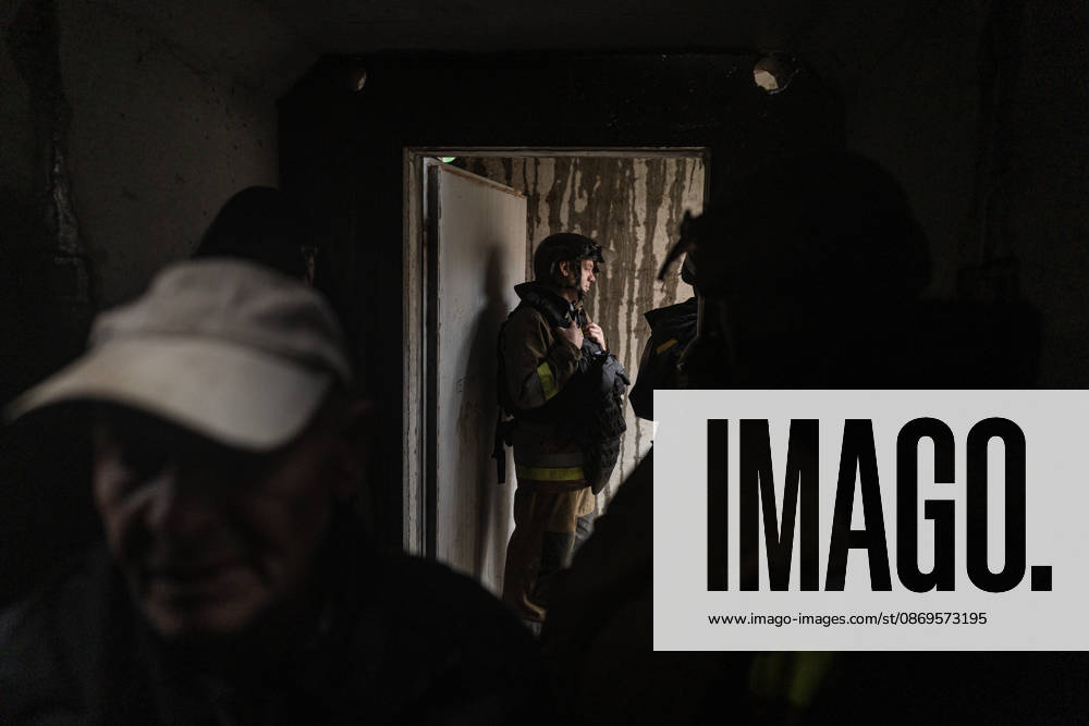 Russian guided-bomb attack in Sloviansk SLOVIANSK, UKRAINE - OCTOBER 15: Rescue workers, Ukrainian firefighters and civilians take cover from a Russian air strike whilst trying to locate Olya’s body under the rubble of a residential building, following a Russian attack with guided bombs in Sloviansk, Ukraine, on 15 October 2026 Diego Herrera Carcedo Anadolu Sloviansk Ukraine. Editorial use only. Please get in touch for any other usage.