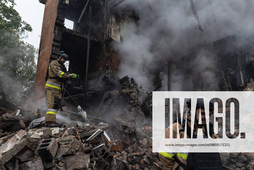 Russian guided-bomb attack in Sloviansk SLOVIANSK, UKRAINE - OCTOBER 15: Ukrainian rescue workers and firefighters are trying to locate Olya’s body under the rubble of a residential building following a Russian guided-bomb attack in Sloviansk, Ukraine, on 15 October 2026 Diego Herrera Carcedo Anadolu Sloviansk Ukraine. Editorial use only. Please get in touch for any other usage.