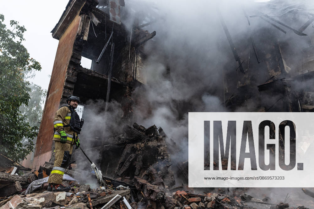 Russian guided-bomb attack in Sloviansk SLOVIANSK, UKRAINE - OCTOBER 15: Ukrainian rescue workers and firefighters are trying to locate Olya’s body under the rubble of a residential building following a Russian guided-bomb attack in Sloviansk, Ukraine, on 15 October 2026 Diego Herrera Carcedo Anadolu Sloviansk Ukraine. Editorial use only. Please get in touch for any other usage.