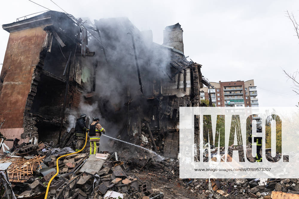 Russian guided-bomb attack in Sloviansk SLOVIANSK, UKRAINE - OCTOBER 15: Ukrainian rescue workers and firefighters are trying to locate Olya’s body under the rubble of a residential building following a Russian guided-bomb attack in Sloviansk, Ukraine, on 15 October 2026 Diego Herrera Carcedo Anadolu Sloviansk Ukraine. Editorial use only. Please get in touch for any other usage.