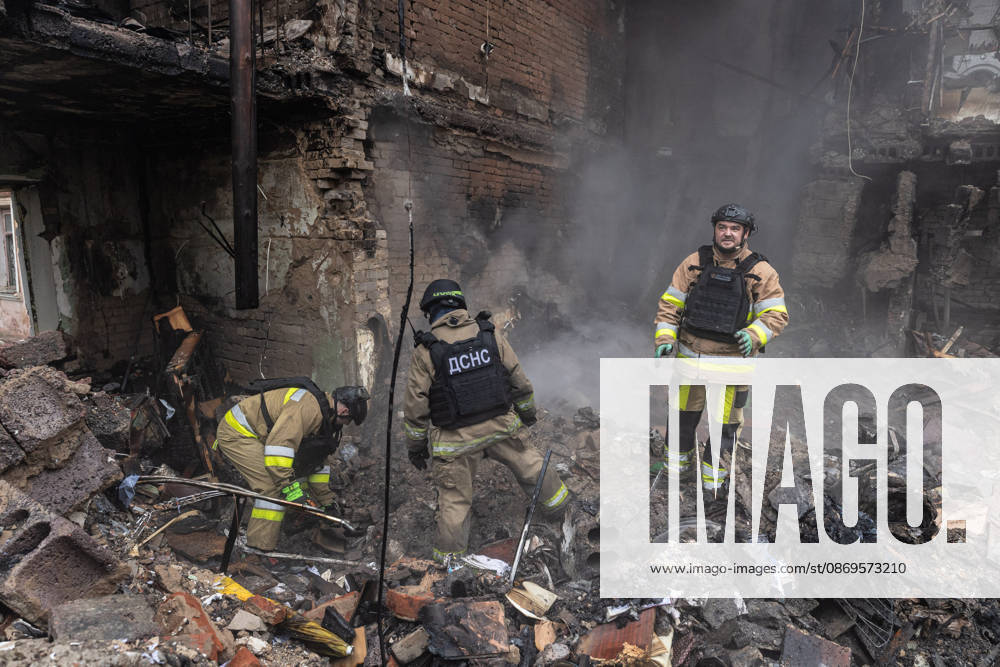 Russian guided-bomb attack in Sloviansk SLOVIANSK, UKRAINE - OCTOBER 15: Ukrainian rescue workers and firefighters are trying to locate Olya’s body under the rubble of a residential building following a Russian guided-bomb attack in Sloviansk, Ukraine, on 15 October 2026 Diego Herrera Carcedo Anadolu Sloviansk Ukraine. Editorial use only. Please get in touch for any other usage.