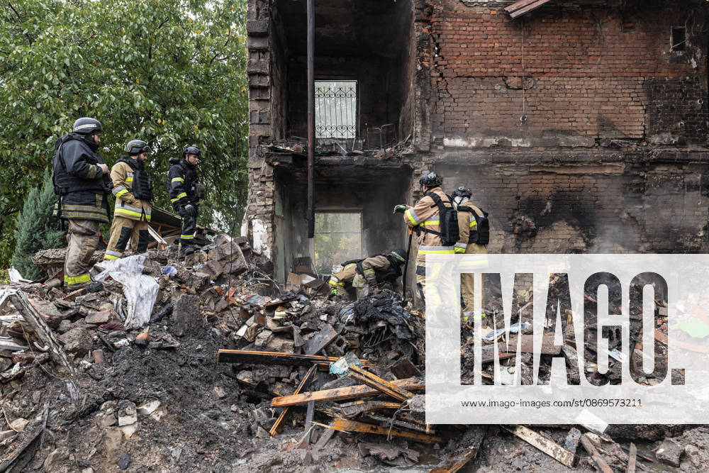 Russian guided-bomb attack in Sloviansk SLOVIANSK, UKRAINE - OCTOBER 15: Ukrainian rescue workers and firefighters are trying to locate Olya’s body under the rubble of a residential building following a Russian guided-bomb attack in Sloviansk, Ukraine, on 15 October 2026 Diego Herrera Carcedo Anadolu Sloviansk Ukraine. Editorial use only. Please get in touch for any other usage.