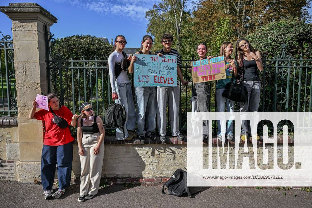 HIGH SCHOOL STUDENTS’ PROTEST PHOTOPQR OUEST FRANCE Martin ROCHE Caen October 15, 2026 On Thursday, October 15, 2026, about 400 people protested in the streets of Caen, Calvados. The demonstration was organized by the General Assembly of National Education staff, supported by union members, high school students, and college students. Photographer: Martin ROCHE, Ouest France, France. Fires have broken out at several schools in France as students protest by blocking access to educational institutions nationwide over school funding and learning conditions. Caen, FRANCE, France