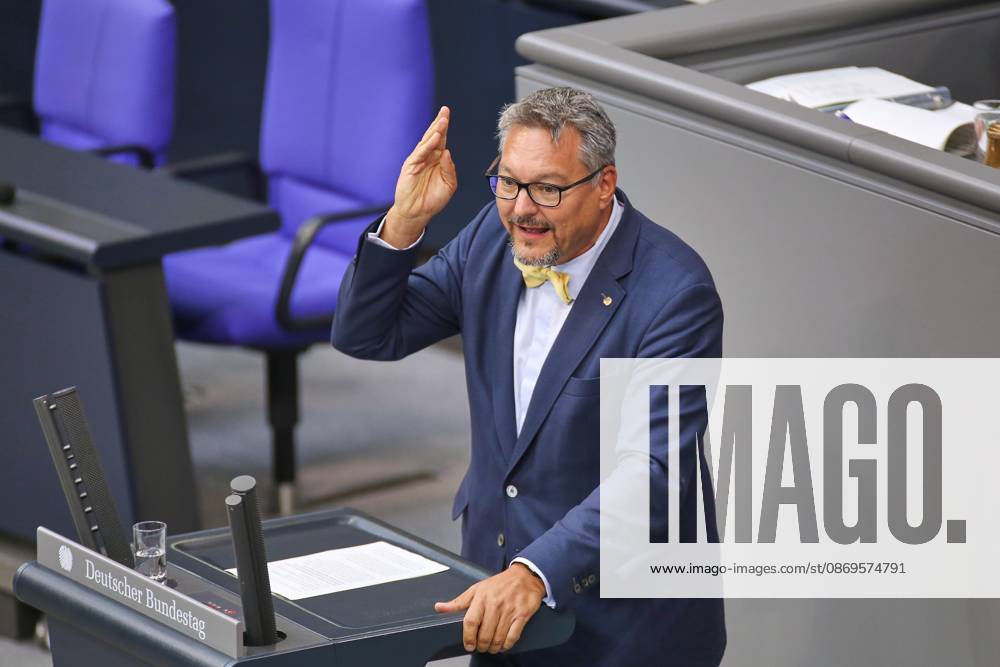 Berlin, Deutschland, 15.10.2026: Deutscher Bundestag: 102. Bundestagssitzung: Stefan Kreuter, AfD