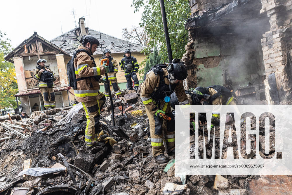 Russian Guided-Bomb Attack in Sloviansk SLOVIANSK, UKRAINE - OCTOBER 15: Ukrainian rescue workers and firefighters are trying to locate Olya’s body under the rubble of a residential building following a Russian guided-bomb attack in Sloviansk, Ukraine, on 15 October 2026 Diego Herrera Carcedo Anadolu Sloviansk Ukraine. Editorial use only. Please get in touch for any other usage.