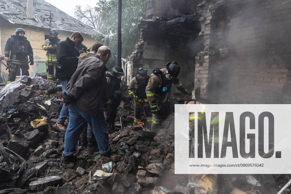 Russian Guided-Bomb Attack in Sloviansk SLOVIANSK, UKRAINE - OCTOBER 15: Ukrainian rescue workers and firefighters are trying to locate Olya’s body under the rubble of a residential building following a Russian guided-bomb attack in Sloviansk, Ukraine, on 15 October 2026 Diego Herrera Carcedo Anadolu Sloviansk Ukraine. Editorial use only. Please get in touch for any other usage.