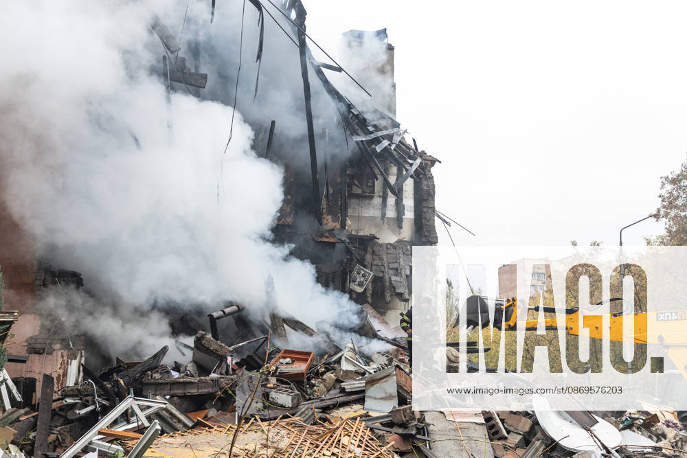 Russian Guided-Bomb Attack in Sloviansk SLOVIANSK, UKRAINE - OCTOBER 15: Ukrainian rescue workers and firefighters are trying to locate Olya’s body under the rubble of a residential building following a Russian guided-bomb attack in Sloviansk, Ukraine, on 15 October 2026 Diego Herrera Carcedo Anadolu Sloviansk Ukraine. Editorial use only. Please get in touch for any other usage.