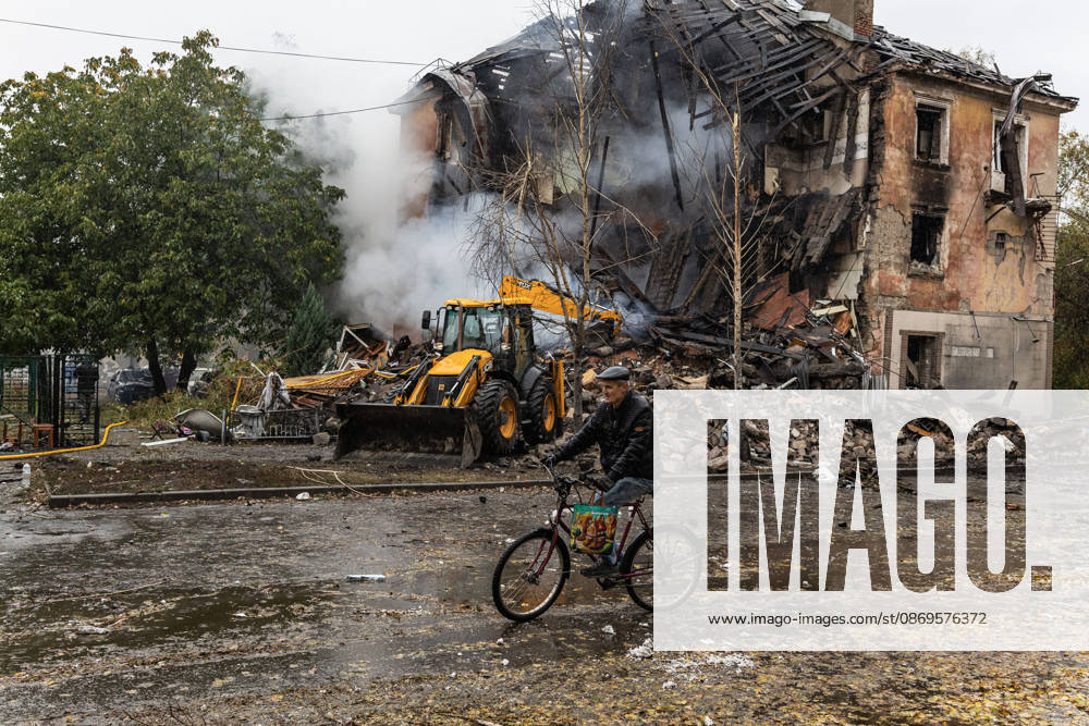 Russian Guided-Bomb Attack in Sloviansk SLOVIANSK, UKRAINE - OCTOBER 15: Ukrainian rescue workers and firefighters are trying to locate Olya’s body under the rubble of a residential building following a Russian guided-bomb attack in Sloviansk, Ukraine, on 15 October 2026 Diego Herrera Carcedo Anadolu Sloviansk Ukraine. Editorial use only. Please get in touch for any other usage.