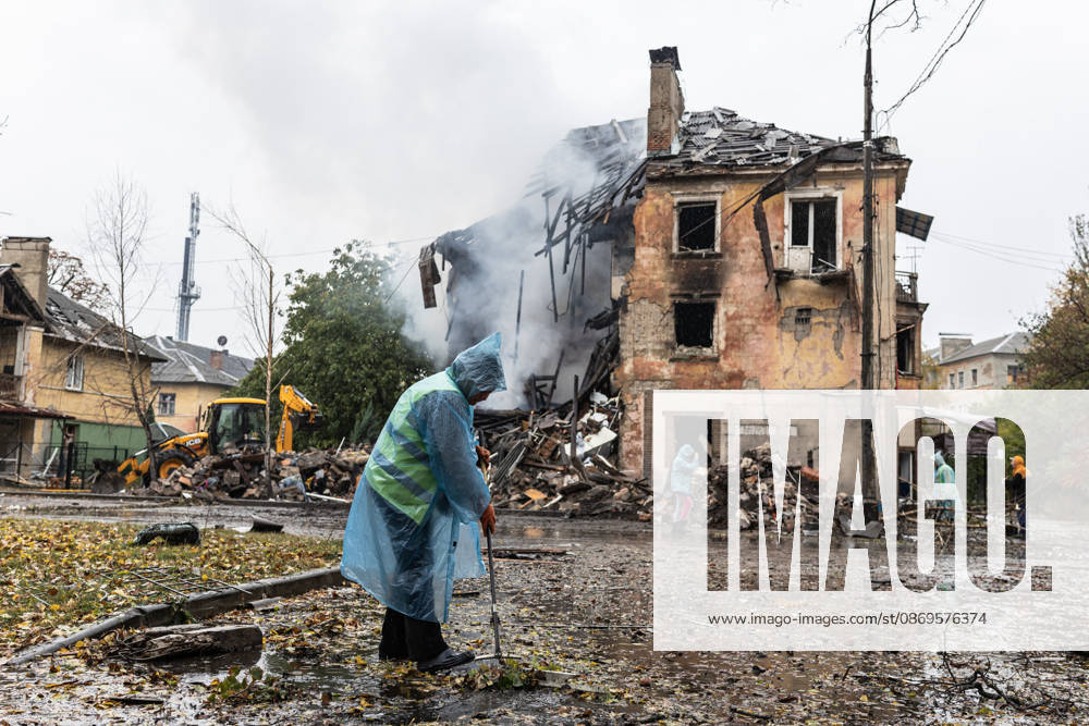 Russian Guided-Bomb Attack in Sloviansk SLOVIANSK, UKRAINE - OCTOBER 15: Municipal workers clean a street whilst Ukrainian rescue workers and firefighters try to locate Olya’s body under the rubble of a residential building, following a Russian attack with guided bombs in Sloviansk, Ukraine, on 15 October 2026 Diego Herrera Carcedo Anadolu Sloviansk Ukraine. Editorial use only. Please get in touch for any other usage.