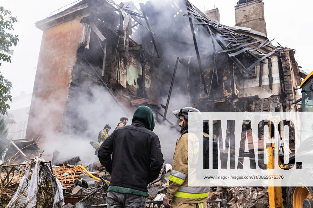 Russian Guided-Bomb Attack in Sloviansk SLOVIANSK, UKRAINE - OCTOBER 15: Ukrainian rescue workers and firefighters are trying to locate Olya’s body under the rubble of a residential building following a Russian guided-bomb attack in Sloviansk, Ukraine, on 15 October 2026 Diego Herrera Carcedo Anadolu Sloviansk Ukraine. Editorial use only. Please get in touch for any other usage.