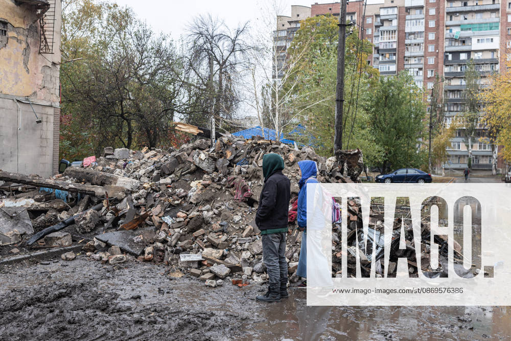 Russian Guided-Bomb Attack in Sloviansk SLOVIANSK, UKRAINE - OCTOBER 15: Olya’s husband and a neighbour watch as rescue workers try to locate Olya’s body under the rubble of a residential building, following a Russian attack with guided bombs in Sloviansk, Ukraine, on 15 October 2026 Diego Herrera Carcedo Anadolu Sloviansk Ukraine. Editorial use only. Please get in touch for any other usage.