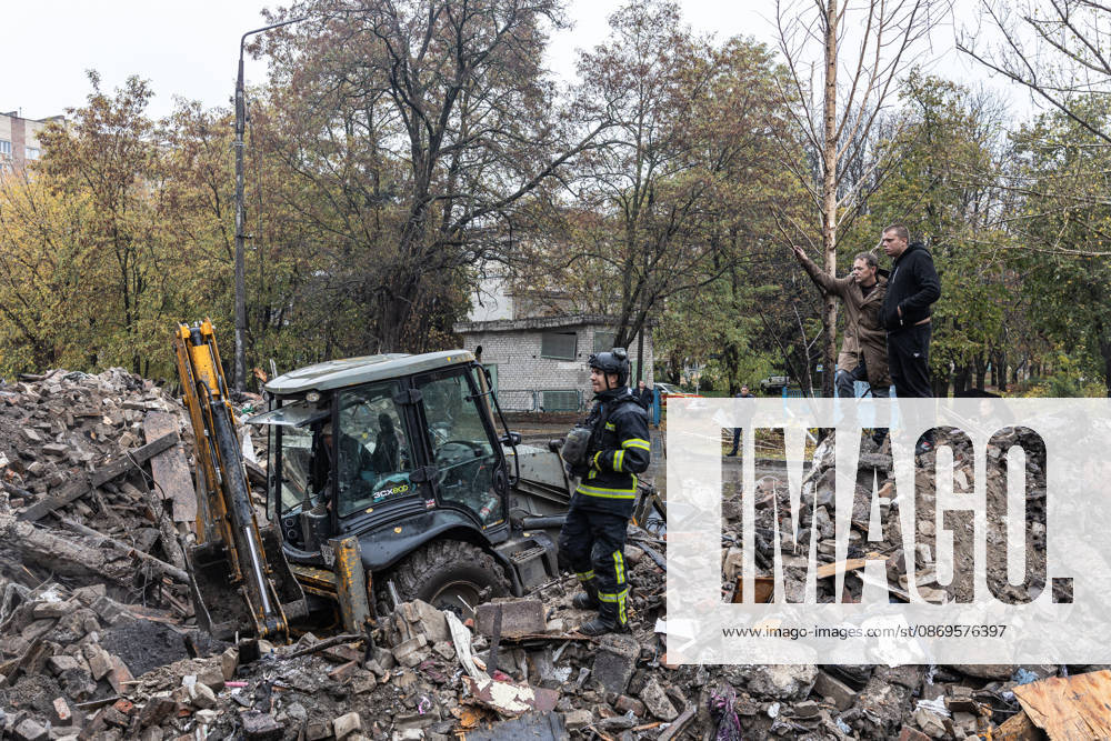 Russian Guided-Bomb Attack in Sloviansk SLOVIANSK, UKRAINE - OCTOBER 15:Olya’s husband looks at his wife’s body under the rubble of a residential building following a Russian attack with guided bombs in Sloviansk, Ukraine, on 15 October 2026 Diego Herrera Carcedo Anadolu Sloviansk Ukraine. Editorial use only. Please get in touch for any other usage.