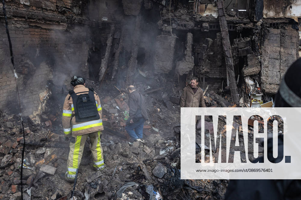 Russian Guided-Bomb Attack in Sloviansk SLOVIANSK, UKRAINE - OCTOBER 15:Olya’s husband looks at his wife’s body under the rubble of a residential building following a Russian attack with guided bombs in Sloviansk, Ukraine, on 15 October 2026 Diego Herrera Carcedo Anadolu Sloviansk Ukraine. Editorial use only. Please get in touch for any other usage.