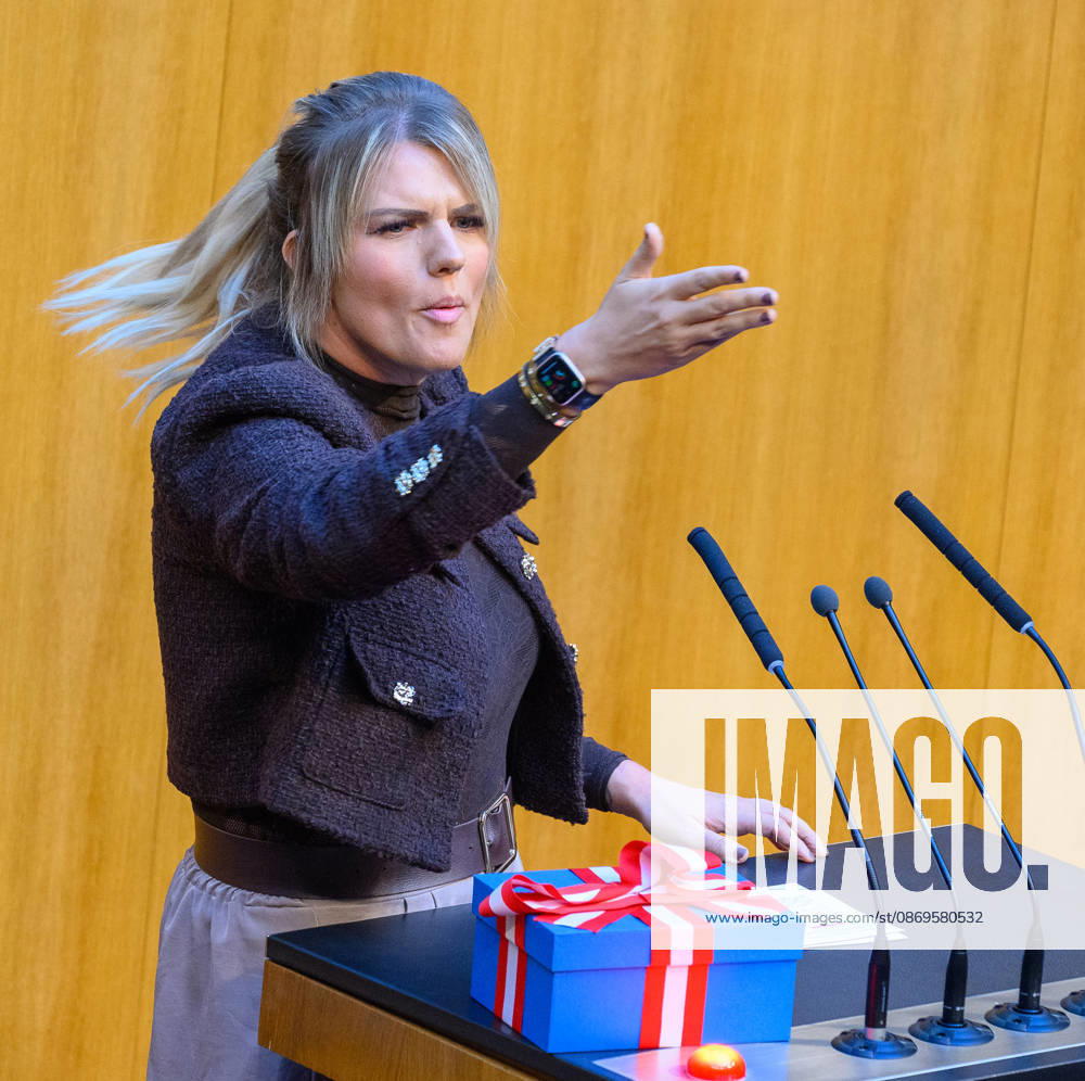 Â - Wien 15.10.2026 - 103. Sitzung des Nationalrates. PHOTO: Abg. Lisa Aldali (NEOS) mit Geschenk an die FPÖ 103th sitting of the National Council. Nationalrat, Nationalratssitzung, Parlamentssitzung, Parlament, Plenum 103. Sitzung des Nationalrates