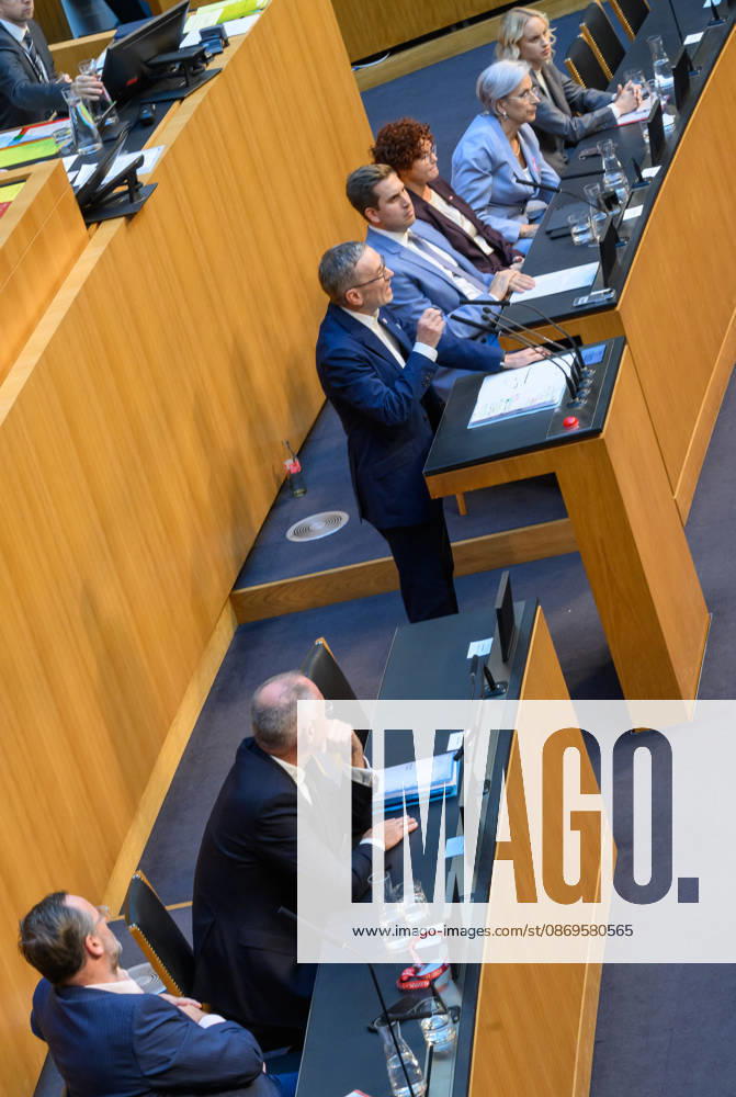 Â - Wien 15.10.2026 - 103. Sitzung des Nationalrates. Dringliche Anfrage der FPÖ verbunden mit Misstrauensantrag gegen die gesamte Regierung. PHOTO: Staatssekretär für Deregulierung Sepp Schellhorn (NEOS), Innenminister Gerhard Karner (ÖVP), Klubobmann der FPÖ Herbert Kickl, Sts für Digitalisierung und Extremismus sowie Regierungkoordinator Alexander Proell (ÖVP), Wirtschaftstaatssekretärin Elisabeth Zehetner (ÖVP), Justizministerin Anna Sporrer (SPÖ) und Staatssekretärin für Kunst, Kultur und Sport Michaela Schmidt (SPÖ) 103th sitting of the National Council. Nationalrat, Nationalratssitzung, Parlamentssitzung, Parlament, Plenum 103. Sitzung des Nationalrates